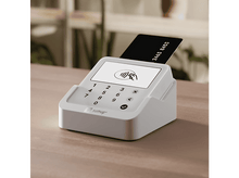 Charger l&#39;image dans la galerie, Terminal de paiement SumUp blanc avec une carte de crédit noire insérée.
