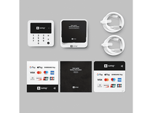 Charger l&#39;image dans la galerie, Plusieurs appareils de paiement SumUp, des guides d&#39;utilisation et des câbles sont disposés sur une surface grise.
