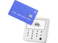 Carte de crédit au-dessus d'un terminal de paiement blanc. Numéros sur la carte. Terminal affiche une icône de paiement.