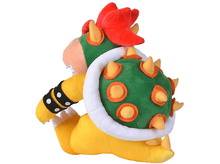 Charger l&#39;image dans la galerie, Peluche Bowser en vue latérale. Corps jaune, carapace verte à pointes, cheveux rouges et col blanc.

