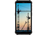 Téléphone robuste affichant des grues de construction. Ciel bleu et coucher de soleil. Cadre noir.