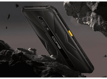 Charger l&#39;image dans la galerie, Smartphone noir robuste incliné pour montrer l&#39;arrière. A des caméras doubles et un bouton jaune.
