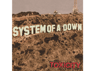 Pochette de l'album 'System of a Down - Toxicity'. Le panneau Hollywood à l'arrière-plan sur une colline brune.