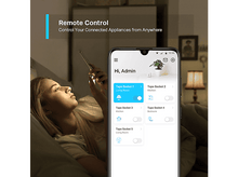 Charger l&#39;image dans la galerie, Femme utilisant un téléphone avec une application contrôlant les prises.
