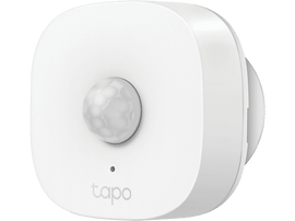 Un détecteur de mouvement Tapo blanc avec un dôme gris, sur fond noir.