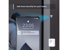 Charger l&#39;image dans la galerie, Téléphone avec alerte de détecteur de mouvement. Cambrioleur en arrière-plan, appareil Tapo sur le mur.
