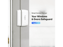 Charger l&#39;image dans la galerie, Capteur de contact intelligent Tapo blanc sur une porte. Texte : Votre protection pour fenêtres et portes. Tapo T110.
