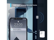 Charger l&#39;image dans la galerie, Smartphone avec heure 23:05 et notification d&#39;alarme. Silhouette de cambrioleur et capteur de porte.
