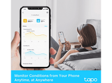 Charger l&#39;image dans la galerie, Une personne utilise un téléphone affichant les données de température et d&#39;humidité. Le téléphone affiche un.
