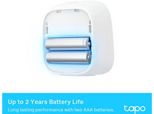 Charger l&#39;image dans la galerie, Appareil Tapo blanc ouvert pour révéler deux piles AAA. Texte : 2 ans d&#39;autonomie.
