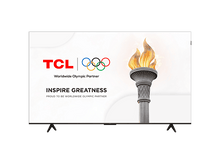 Charger l&#39;image dans la galerie, Chambre avec téléviseur au mur, lit, bureau, fenêtre.
