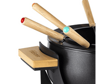 Charger l&#39;image dans la galerie, Service à fondue avec poignées en bois, pot et logo Tristar sur surface blanche.
