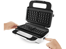 Charger l&#39;image dans la galerie, Une main insérant la plaque à gaufres dans un gaufrier blanc.
