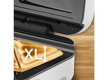 Charger l&#39;image dans la galerie, Un appareil à sandwich avec un sandwich grillé. Le mot &#39;XL&#39; est écrit sur le sandwich.
