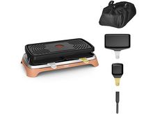 Charger l&#39;image dans la galerie, Gril à raclette Tefal avec accessoires, comprenant des poêles et un sac de transport noir.
