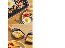 Charger l&#39;image dans la galerie, Plusieurs plats avec de la nourriture, dont des œufs, des saucisses, des biscuits, du fromage et des légumes.
