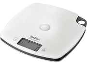 Balance de cuisine Tefal Compliss blanche avec affichage numérique et bord noir, sur fond noir.