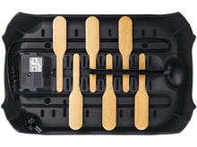 Charger l&#39;image dans la galerie, Machine à glace noire avec bâtonnets en bois et composants électriques.
