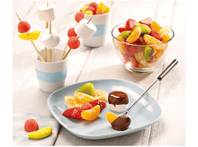 Charger l&#39;image dans la galerie, Ensemble fondue de fruits. Brochettes de fruits, guimauves et un bol de fruits. Assiette bleue et fond blanc.
