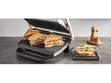 Charger l&#39;image dans la galerie, Sandwichs sur une presse à panini, avec des sandwichs supplémentaires sur une assiette.
