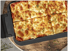 Charger l&#39;image dans la galerie, Lasagnes dans un plat noir sur une surface en bois. Vue rapprochée.
