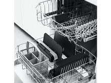 Charger l&#39;image dans la galerie, Intérieur de lave-vaisselle avec des paniers contenant des plaques de grillades noires et un panier à ustensiles.
