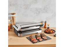 Charger l&#39;image dans la galerie, Un grill d&#39;intérieur avec des steaks cuits, des légumes et des condiments sur une table en bois.
