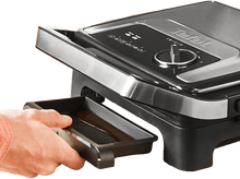 Charger l&#39;image dans la galerie, Un grill Tefal avec couvercle ouvert. Une main retire le bac d&#39;égouttement.
