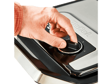 Charger l&#39;image dans la galerie, Main ajustant le bouton de température sur un grill Tefal.
