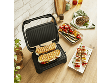 Charger l&#39;image dans la galerie, Gril avec sandwichs et brochettes, avec légumes grillés et burgers sur une table.
