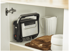 Charger l&#39;image dans la galerie, Trois étuis pour iPhone sont présentés : un téléphone doré avec un portefeuille, un étui bleu avec un chargeur et un étui gris.
