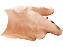 Charger l&#39;image dans la galerie, Une personne retire un plateau d&#39;un grill noir. Le plateau est rempli d&#39;huile.
