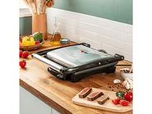 Charger l&#39;image dans la galerie, Gril avec nourriture, tomates et ingrédients sur une table en bois.
