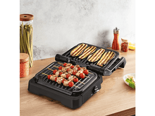 Charger l&#39;image dans la galerie, Gril avec nourriture. Brochettes, légumes grillés, sur surface en bois.
