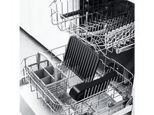 Charger l&#39;image dans la galerie, Un lave-vaisselle avec une poêle grill noire et un porte-ustensiles à l&#39;intérieur. La machine est ouverte.
