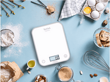 Charger l'image dans la galerie, Une balance de cuisine numérique blanche avec des ingrédients autour.
