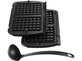 Gaufrier noir avec plaques ouvertes et une louche noire.