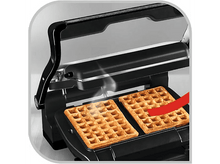 Charger l&#39;image dans la galerie, Gaufrier avec deux gaufres cuites à l&#39;intérieur. Extérieur noir, vapeur qui s&#39;élève.

