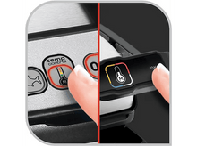 Charger l&#39;image dans la galerie, Une personne appuyant sur le bouton de contrôle de la température sur un grill. Jauge de température visible.
