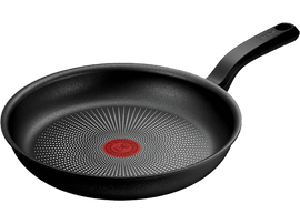 Poêle noire avec un cercle rouge au centre. Manche noir. La poêle est sur fond noir.