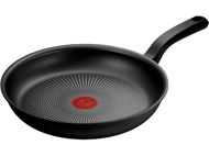 Poêle noire avec un cercle rouge au centre. Manche noir. La poêle est sur fond noir.