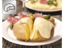 Charger l&#39;image dans la galerie, Une pomme de terre au four avec du fromage et d&#39;autres garnitures sur une assiette blanche.
