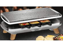 Charger l&#39;image dans la galerie, Un appareil à raclette Tefal avec trois poêlons remplis de nourriture et un dessus en pierre.
