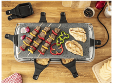 Charger l&#39;image dans la galerie, Un grill avec de la viande et des légumes sur une table en bois, incluant des outils.
