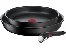 Charger l&#39;image dans la galerie, Deux poêles noires et une poignée amovible, sur fond noir.
