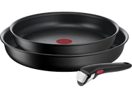 Deux poêles noires et une poignée amovible, sur fond noir.