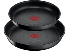 Charger l&#39;image dans la galerie, Deux poêles noires côte à côte sur fond noir. Logo rouge et blanc au centre.
