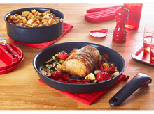 Charger l&#39;image dans la galerie, Une table avec de la nourriture. Une poêle avec de la viande et des légumes, avec d&#39;autres plats et ustensiles.
