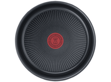 Charger l&#39;image dans la galerie, Gros plan sur le fond d&#39;une poêle noire avec logo central rouge et petits points blancs.
