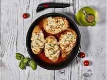 Charger l&#39;image dans la galerie, Vue aérienne de quatre portions de poulet parmesan dans un bol noir avec des tomates.
